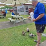Lejrchefen, fodre "vores" ænder