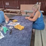 Mormor Inger kikker på