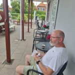 Der nydes en kop kaffe og hjemmelavet romkugle😊🌄