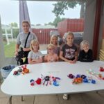 Børnene med deres pom poms figurere