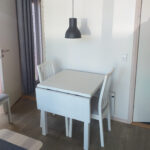 der er et lille spisebord, med plads til 3 pers.